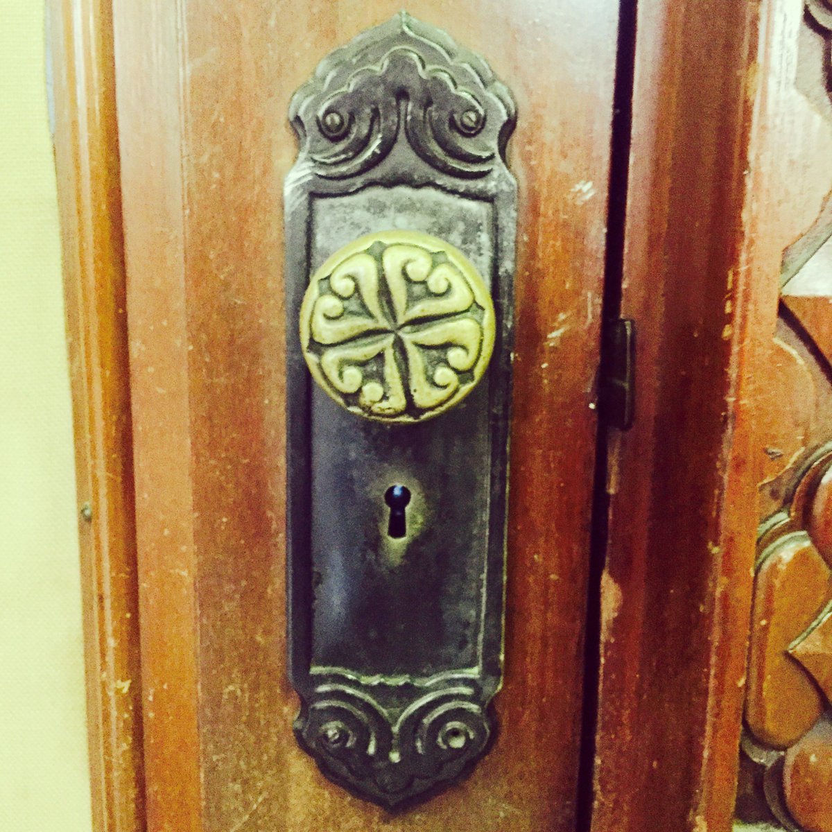 おおえさき ドアノブのはなし 街歩きは 観光地よりも住宅地を歩くのが楽しい どんな家に住みたいかなぁと考えながら歩くのだけど 素敵 と思う家はだいたいドアノブがオシャレ で味があるということに気づいたのです それからドアノブフェチになり