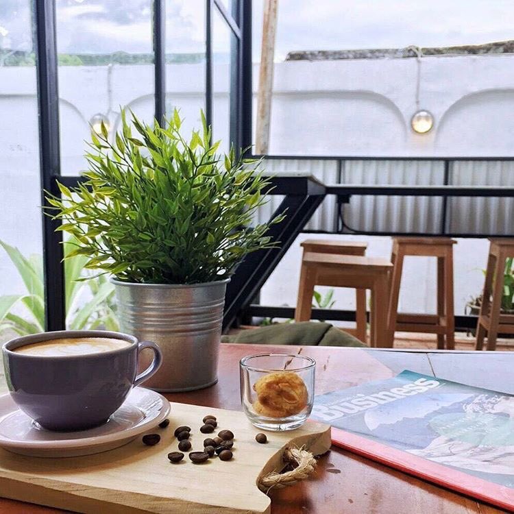 Belanja minimal 135 K kalian bisa langsung dpt makan dan minum gratis loh. Makanya yuk dtg ke Applecoast Flagsip Store Jl.  Cikutra. 205 BDG