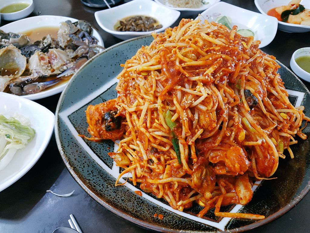 moonlight729's tweet image. 오랜만에 조금 멀리 나와 식사를
이 곳 사장님께서 직접 낚아 온
대구탕이 일미인데 여럿의 식성을
고려하니 늘 아구찜을 먹게되는...
다음엔 꼭 대구탕 먹어야지

#허육도 #아구찜 #간장게장 #대구탕