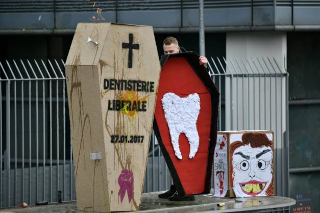 UNSAMAHLEBEHRFR's tweet photo. #DENTger Un étudiant dentiste lors d'une manifestation à Paris le 27 janvier 2017 ! https://t.co/fkBDjFjQtW