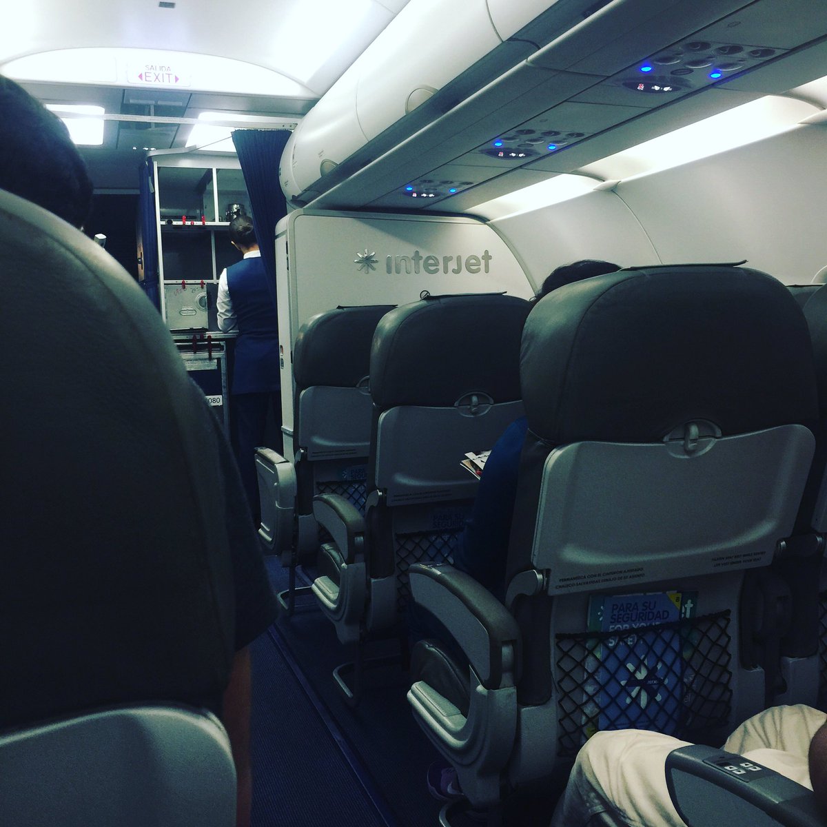 alexjuxx's tweet photo. Regresando de Oaxaca en la única aerolínea que me da barra libre @interjet, Salud!!! https://t.co/ClIFSQjtXk