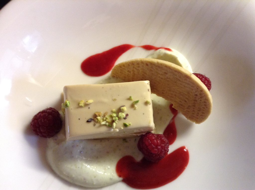 DannyWaistell's tweet photo. @BaxterStorey lovely bit of White choc pannacotta perfect for finishing off Sunday lunch https://t.co/zFlq5oKbLD