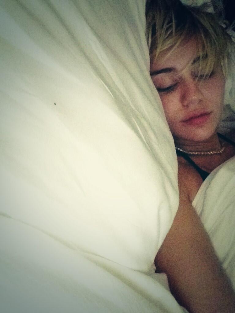 MileyCyrxsb's tweet photo. Me estoy durmiendo
#CyrusOFF #Copiamésta #MileyOFF https://t.co/suOBqTgFbt