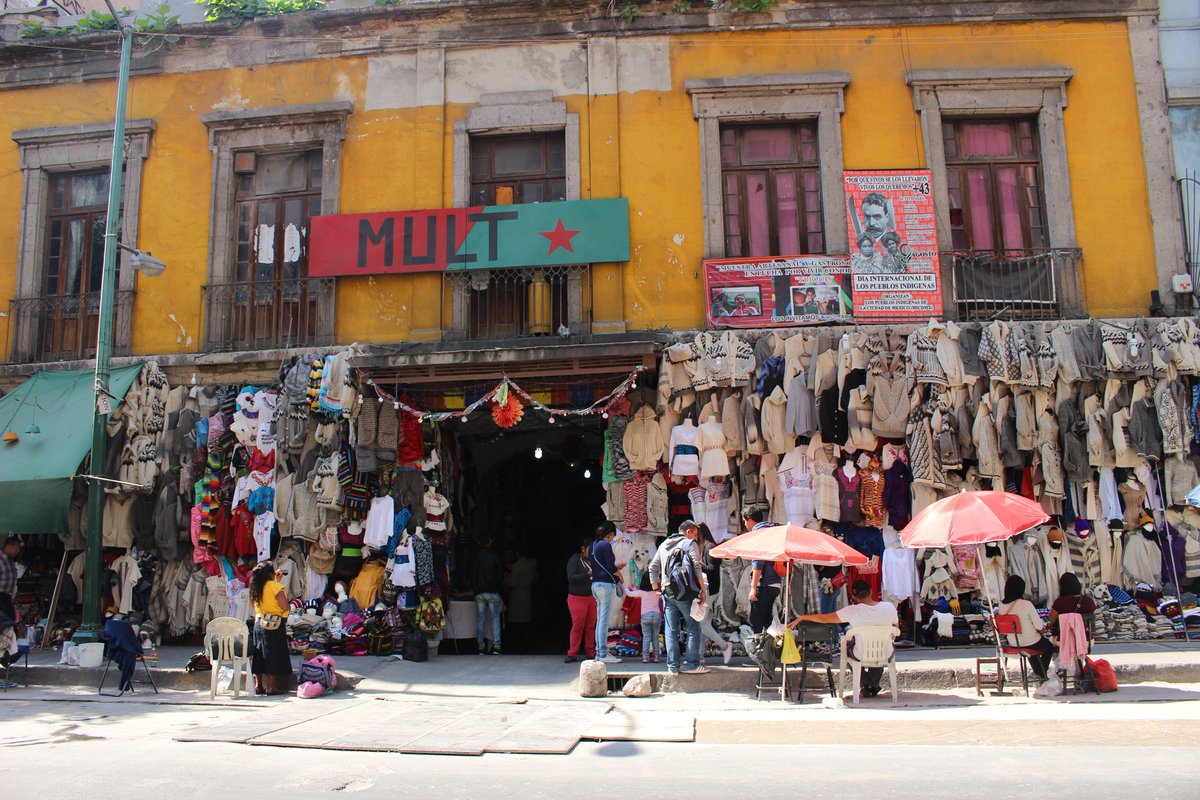 Polaristav's tweet photo. Local store in México City #polarista #CDMX #architecture #photography #yellow #centrohistorico #woolclothes https://t.co/PiLzXDfxfB