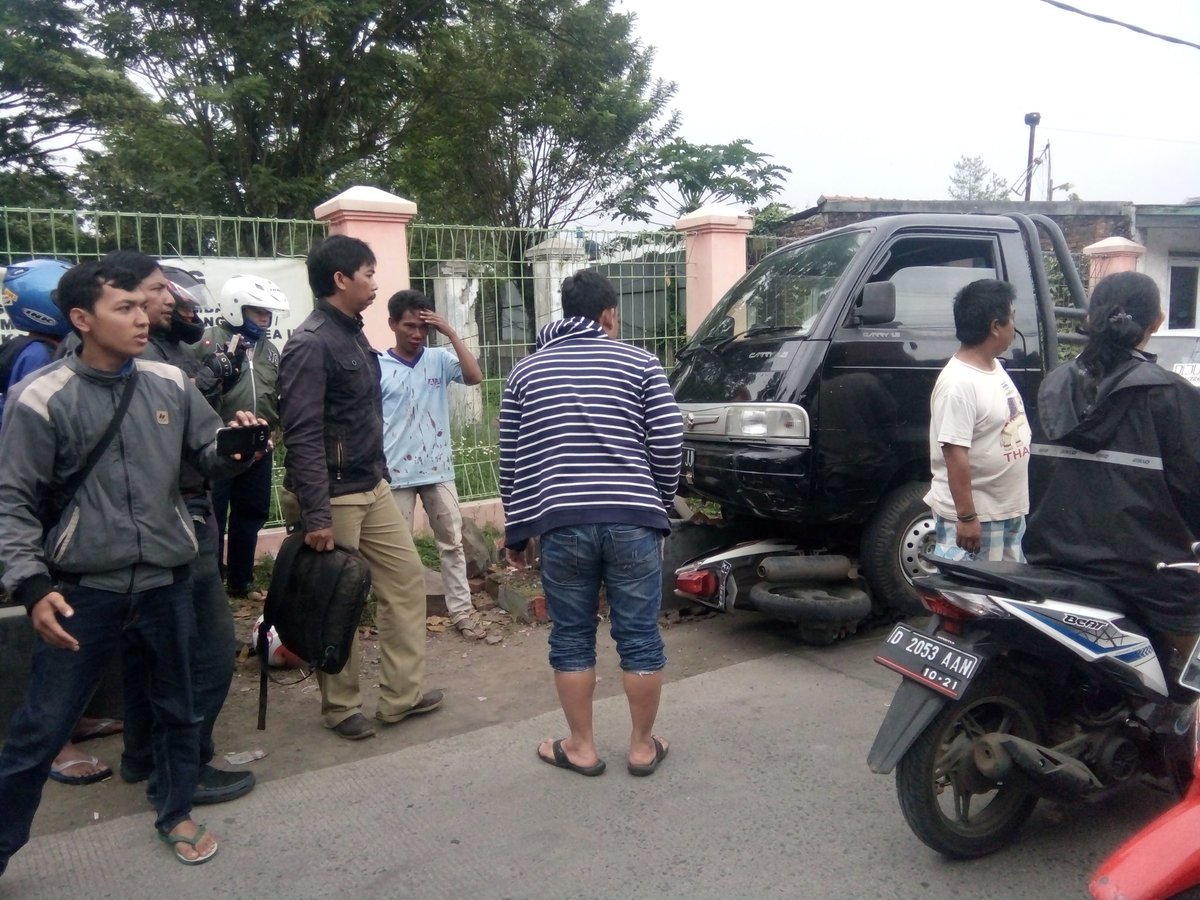 #lalinBDG 13.50: Kecelakaan di jl kawaluyaan mobil bak dg motor. Supir mobil bak d pukulin Cc: <a href="/tmc_restabesbdg/">TMC SATLANTAS POLRESTABES BDG</a> | <a href="/Desta1312/">Desta</a>