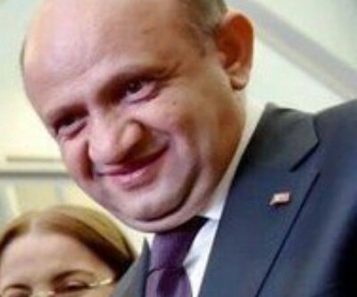 nerde görsem tanırım "ya arkadaşlar raporu ortak yazabilir miyiz :d" bakışı bu