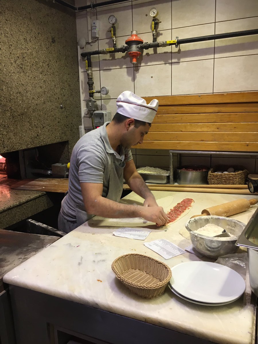fashion4travel's tweet photo. Ieri sera cena in perfetto turkish street food style: Ayran e Pide. La più tradizionale è la Kiymali ( carne) #VisitIzmir #bloggercasting https://t.co/fbe2znplwp