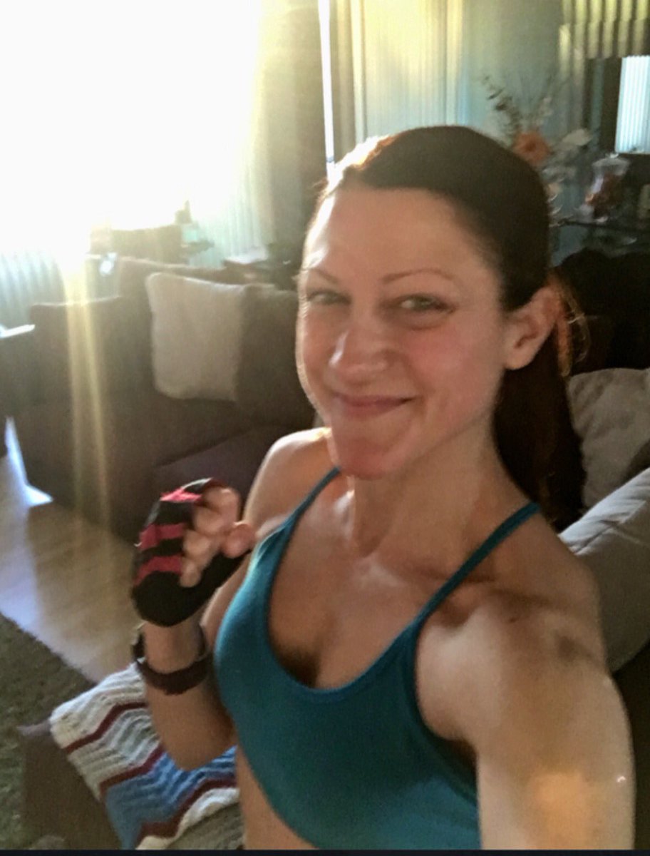 SnackSgtKimmyB's tweet photo. #becomeunstoppable #makeprogress #p90x3 #eccentricupper #strengthgains #progress #Neverskipamonday
#attacktheday #girlswholift https://t.co/VBzgzx6jVW