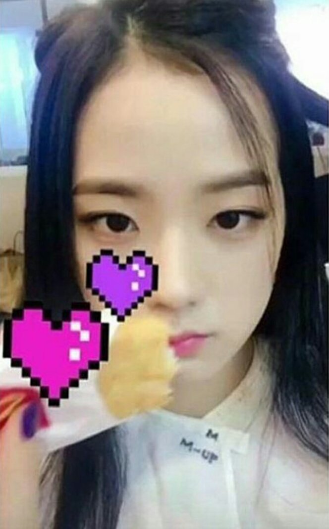 BLACKPINKTW's tweet photo. Hungry hungry😋 #BLACKPINK #JISOO #VERYHUNGRY #EATING #DELICIOUSFOOD 😹😹 https://t.co/4GymTnyrDT