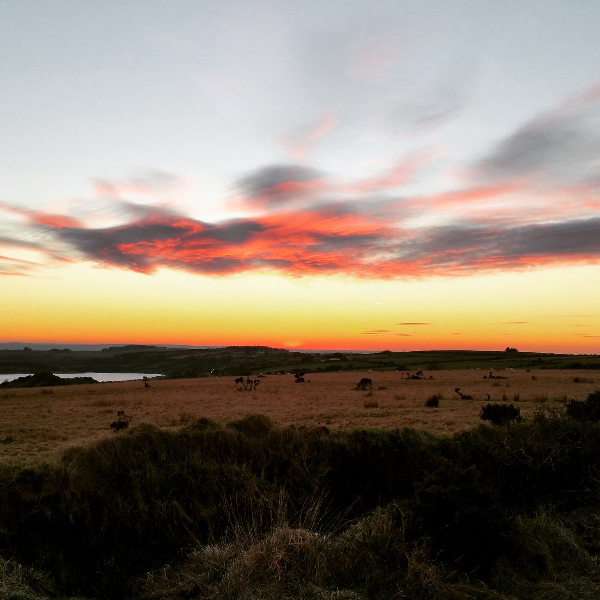 Ryan_ChipandPin's tweet photo. Just a lovely #sunset over #roughtor :) https://t.co/DcVJdG0qud