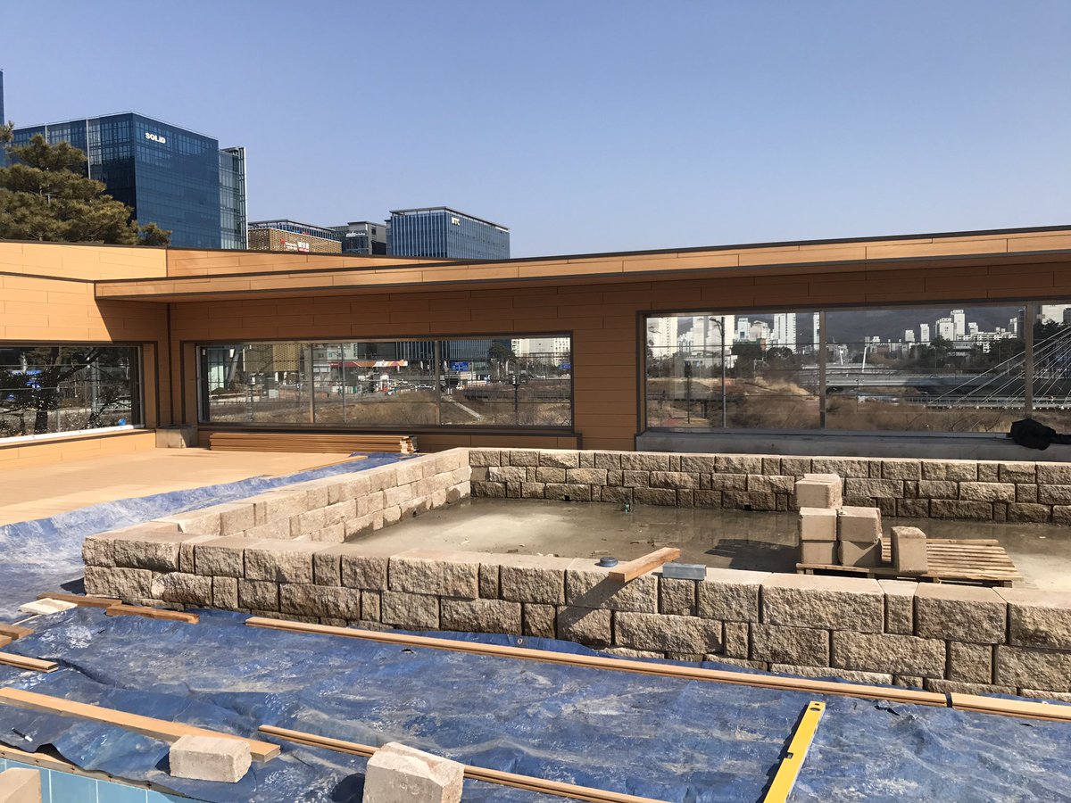 판교테크노 국공립어린이집 신축현장입니다. 영유아를 위한 옥상 텃밭 조성 공사가 한창입니다. 체험학습공간을 조성하겠습니다. #성남시 #시설공사과