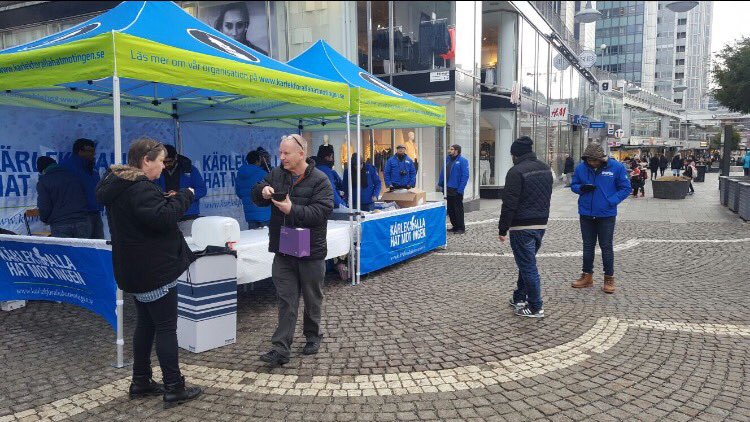 MKASverige's tweet photo. Youth in @MKASverige spreads warmth&amp;joy with a soup kitchen on Hötorget #Stockholm #LoveForAllHatredForNone #MuslimForPeace #humanityfirst https://t.co/rUU8Pkg3dS