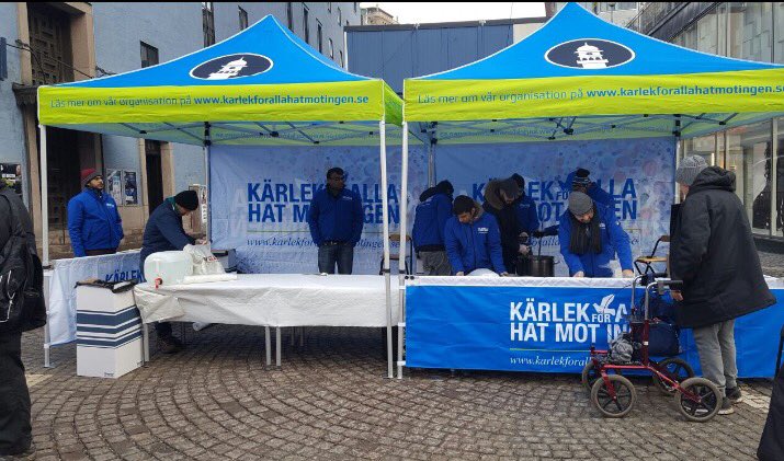 MKASverige's tweet photo. Youth in @MKASverige spreads warmth&amp;joy with a soup kitchen on Hötorget #Stockholm #LoveForAllHatredForNone #MuslimForPeace #humanityfirst https://t.co/rUU8Pkg3dS