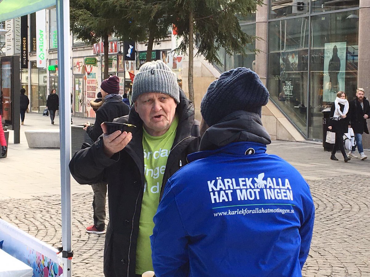 MKASverige's tweet photo. Youth in @MKASverige spreads warmth&amp;joy with a soup kitchen on Hötorget #Stockholm #LoveForAllHatredForNone #MuslimForPeace #humanityfirst https://t.co/rUU8Pkg3dS