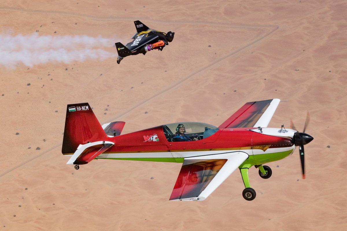 jetmandubai's tweet photo. In formation with #aerobatics champion Veres Zoltán on his #Extra300S! 🚀 #Jetman #passionforflying #aviation #tech #humanflight #pioneering https://t.co/fLWRX7W1n8