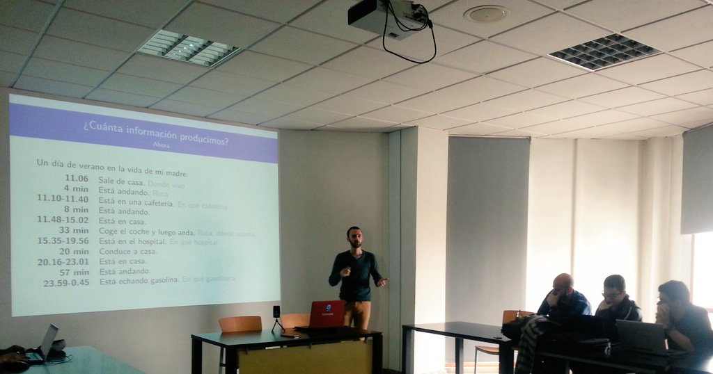 chalucena's tweet photo. Damos constantemente datos de nuestra ubicación sin darnos cuenta. Charla de  @Inter_ferencias @OSLUGR @ETSIIT_UGR https://t.co/4AD2wtnGcd