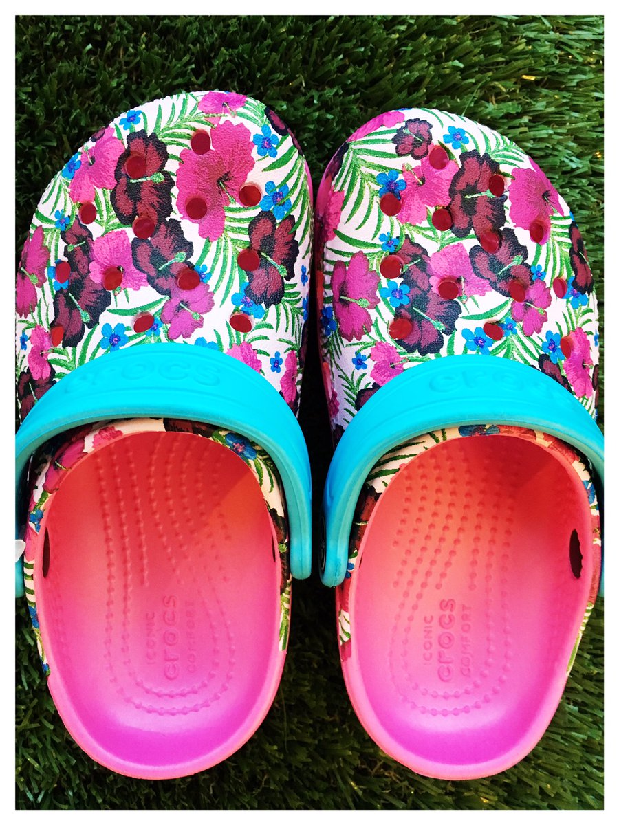 jumpshoes1's tweet image. We LOVE this pretty floral summery pattern on this years new @Crocs! #funflorals #gosforthhighstreet #prettyandpractical