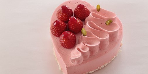 横浜ベイシェラトン ホテル タワーズ公式 ドーレ の ピンクハートショートケーキ は 北海道生乳100 の生クリームと フレッシュな大粒イチゴがたっぷりあしらわれています 可愛らしいハート型のケーキは プレゼントにもぴったりです T