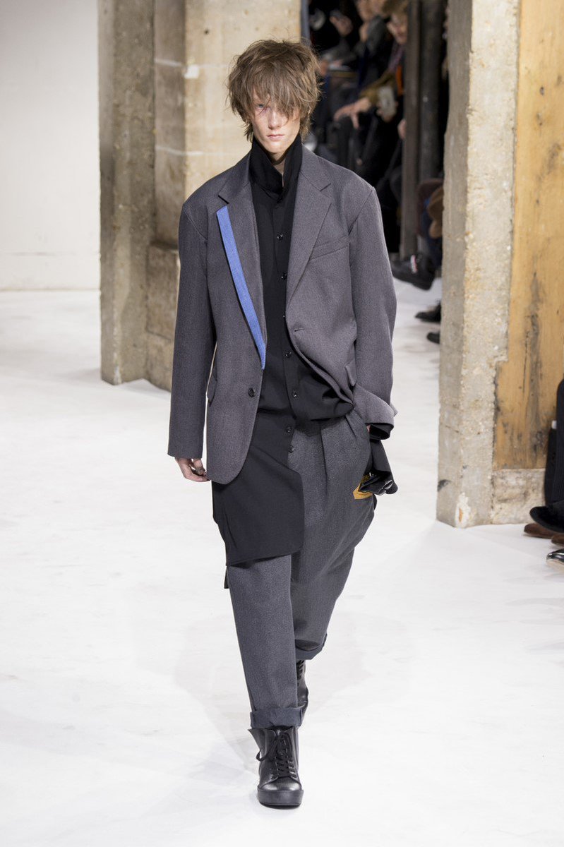 HommeEssential's tweet image. #workwear #layering and geometric shapes are among the #yohjiyamamoto main propositions for #fw17 - goo.gl/MsVhx9