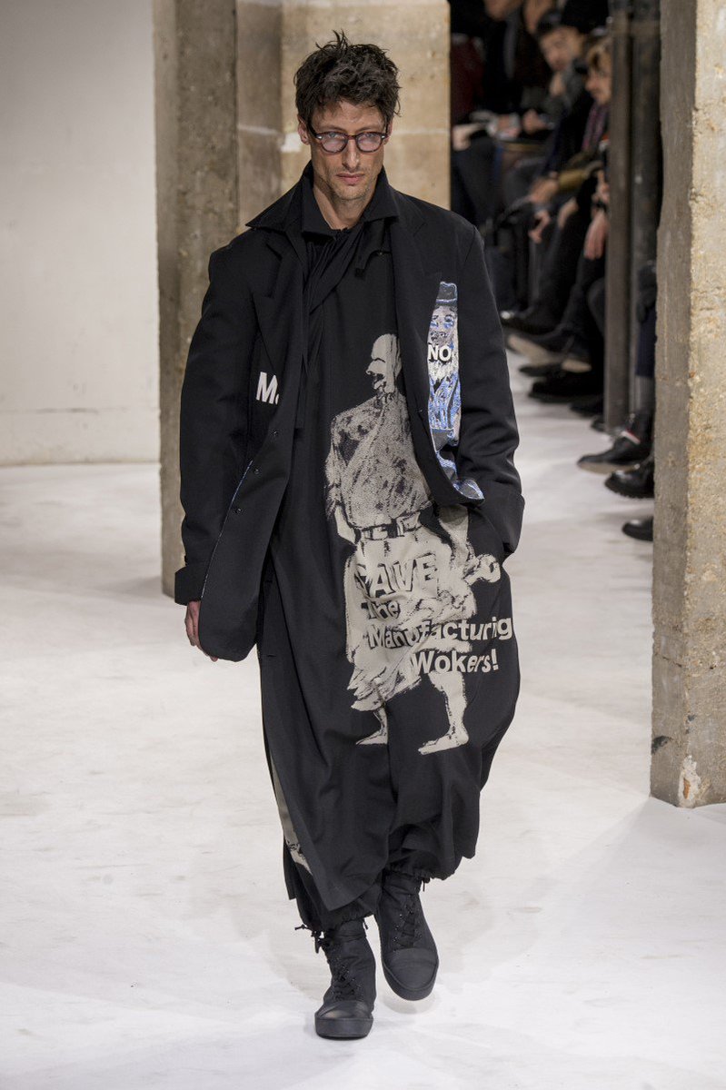 HommeEssential's tweet image. #workwear #layering and geometric shapes are among the #yohjiyamamoto main propositions for #fw17 - goo.gl/MsVhx9