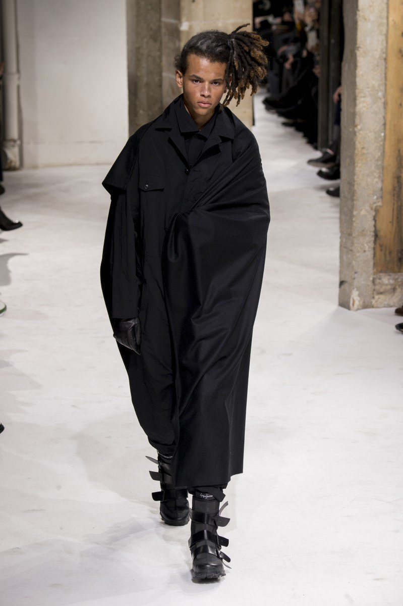 HommeEssential's tweet image. #workwear #layering and geometric shapes are among the #yohjiyamamoto main propositions for #fw17 - goo.gl/MsVhx9