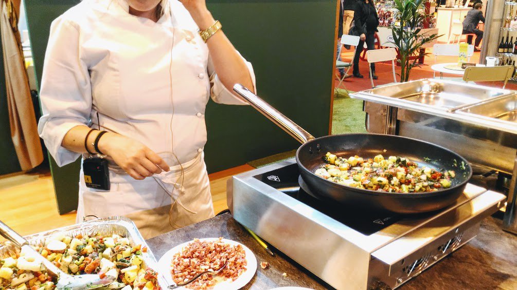 gastrobonduelle's tweet photo. ¡Mañana más Show cooking! 🙋 🍆 🍅 🍢 Cada día en el Stand E128 #tapasbonduelle #HIP2014 @expohip https://t.co/1cZcqeuwpI