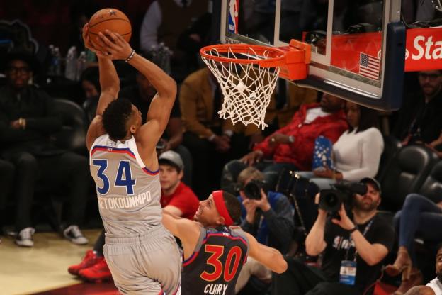 lequipe's tweet photo. Le top 10 du All-Star Game : Curry s'allonge sur le parquet pour éviter Antetokounmpo https://t.co/pXHCOJrrii https://t.co/x19XPU03eI