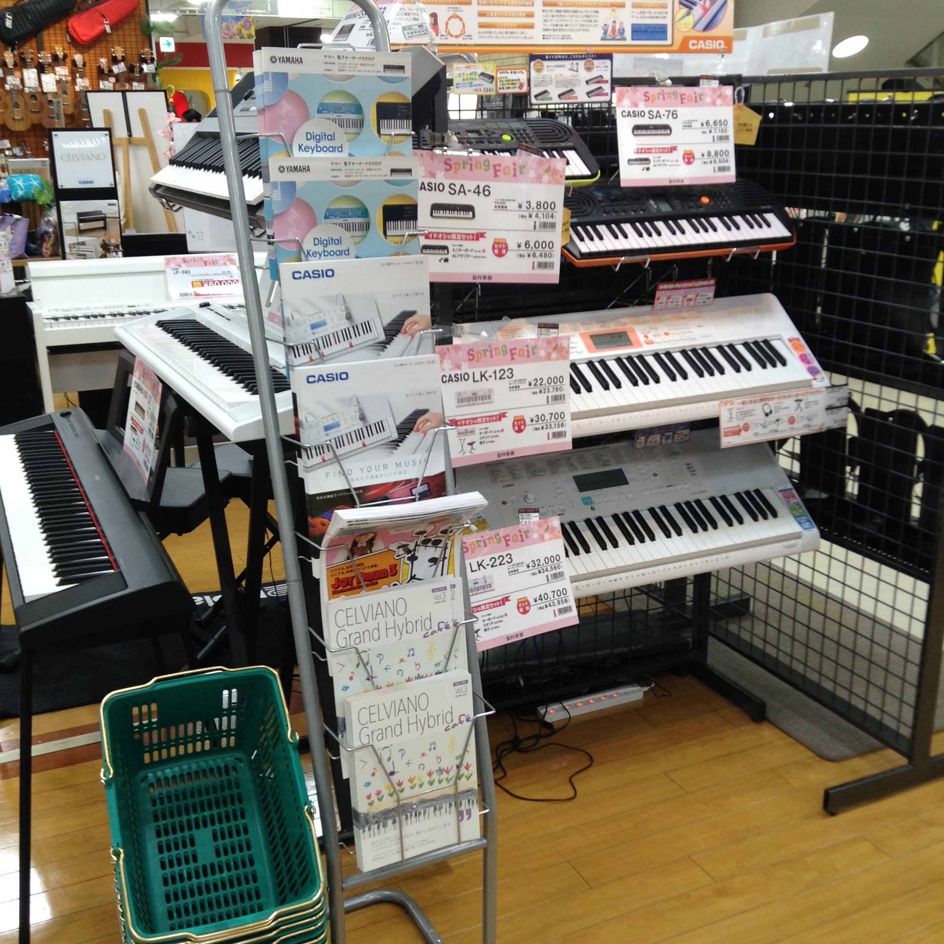 島村楽器 郡山アティ店 Twitterissa 電子キーボード ヘッドホンがキーボード売り場側にお引越ししてきたので キーボードもミニ引っ越ししましたぁーo W O レジ目の前にはキラキラ光る光りナビゲーション 後ろはシックでかっこいいctkシリーズ 横はyamaha