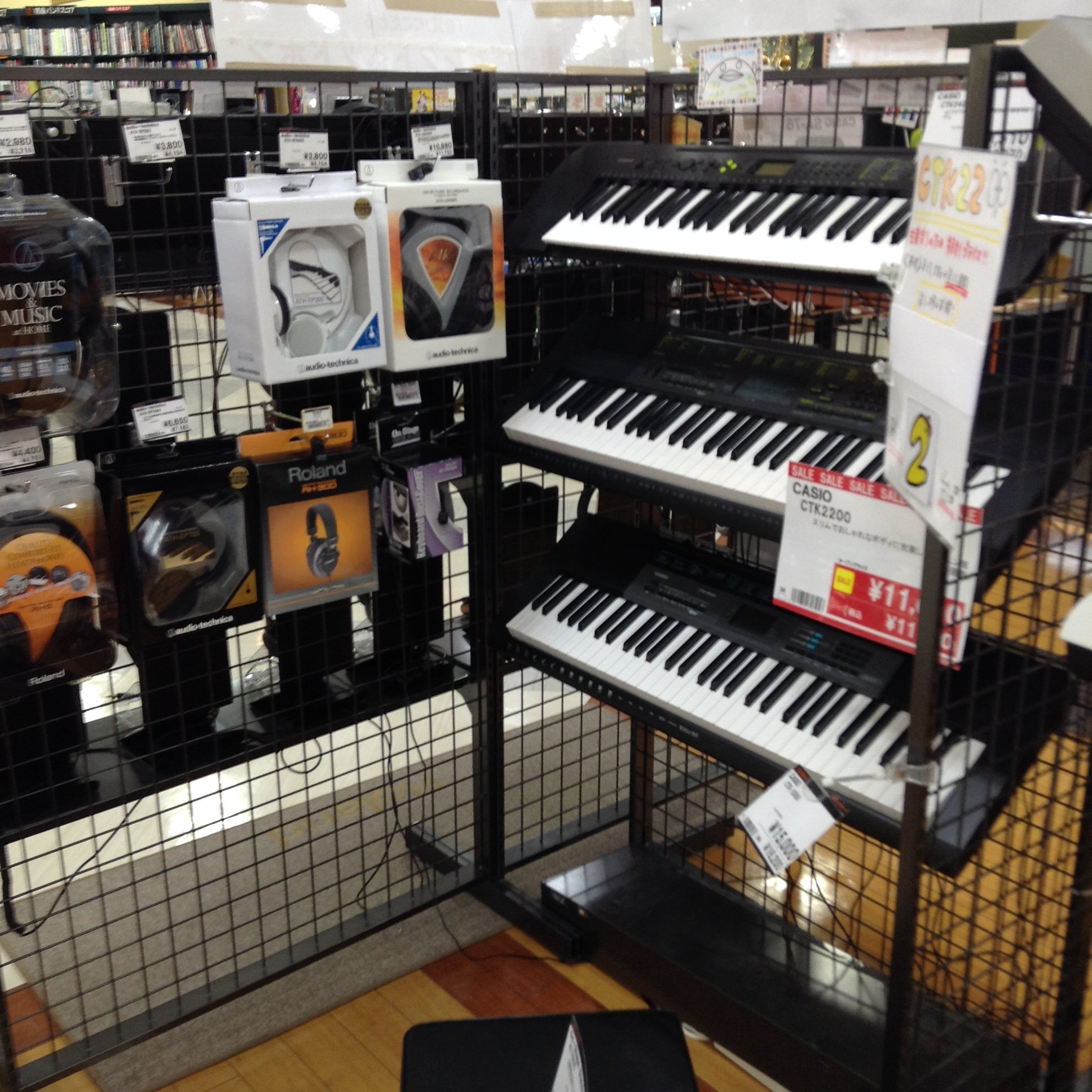 島村楽器 郡山アティ店 Twitterissa 電子キーボード ヘッドホンがキーボード売り場側にお引越ししてきたので キーボードもミニ引っ越ししましたぁーo W O レジ目の前にはキラキラ光る光りナビゲーション 後ろはシックでかっこいいctkシリーズ 横はyamaha