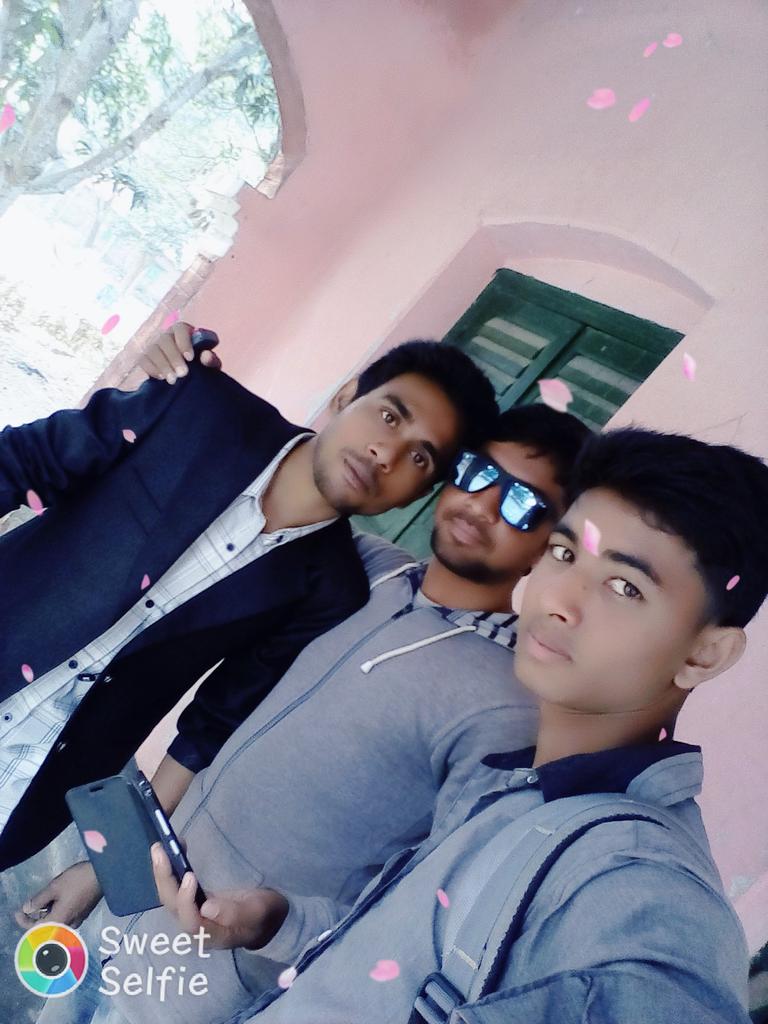 OrnobRashed's tweet image. me...and my.....two.....big brother...