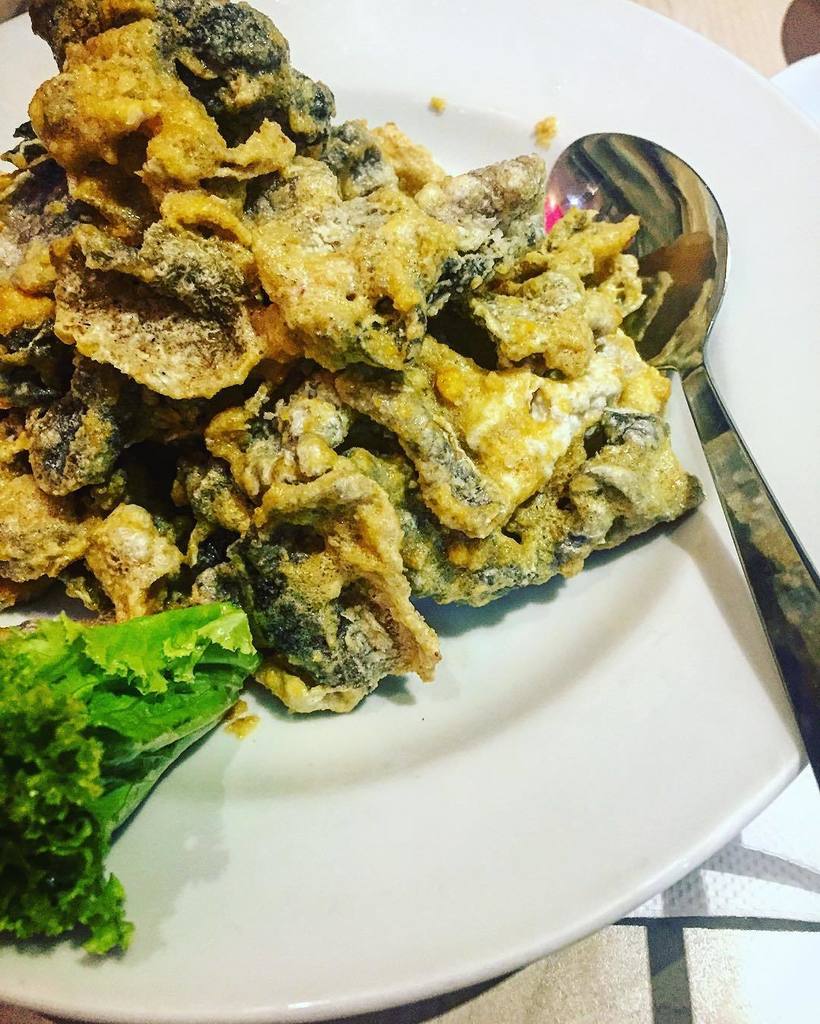 misskhoo's tweet photo. When fish skin met salted egg yolk = marriage made in salty, crunchy heaven. Gimme more! #… https://t.co/MbXXZ4QXkw https://t.co/vpsmpbfwhB