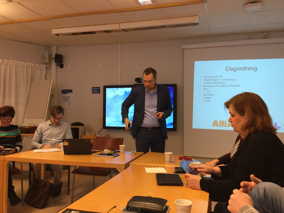 HansIngeSmetana's tweet image. Nu är vi igång inför gruppdagen i #landstinget @nicklas_s inleder på vanligt manér på ett intressant sätt #vll #acpol