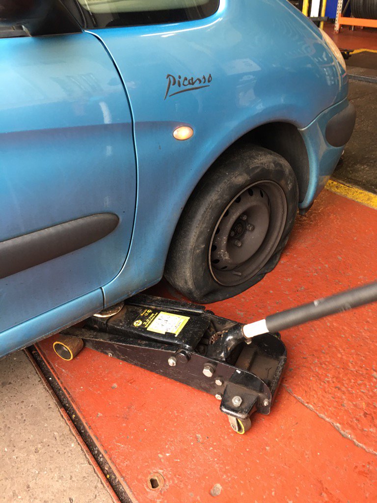 Wes_Erpen's tweet image. Oh dear!! Glad I had just got off the motorway!! #mondaymorningproblems