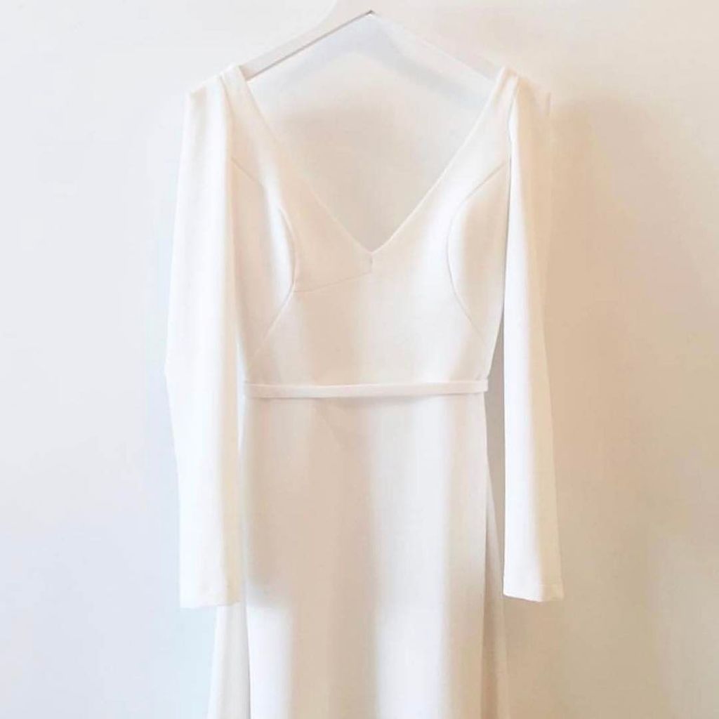 THE GOWN | modern and minimal. Nothing says timeless style like simplicity does. Absolute … ift.tt/2lyi0nH