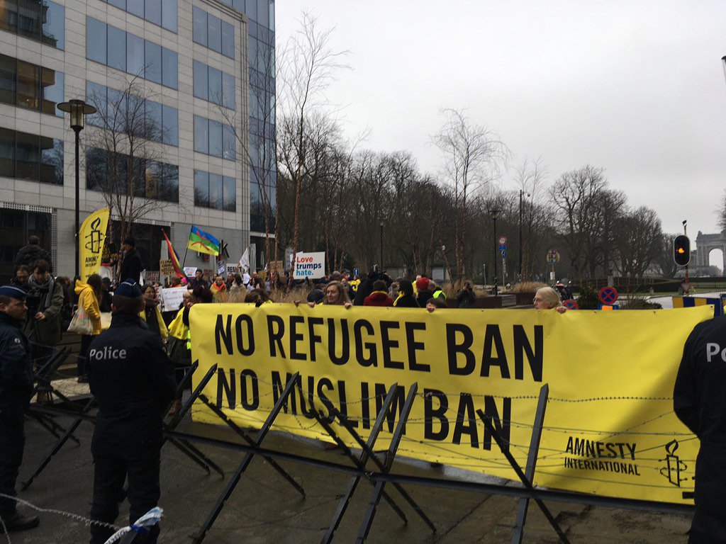 Pour la venue de Mike Pence à Bxl, une centaine de manifestants dénoncent la politique de l'administration US