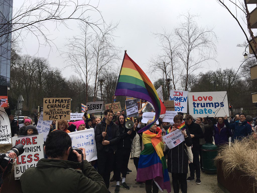 laubrecx's tweet photo. Pour la venue de Mike Pence à Bxl, une centaine de manifestants dénoncent la politique de l'administration US https://t.co/7M8wA0OOva