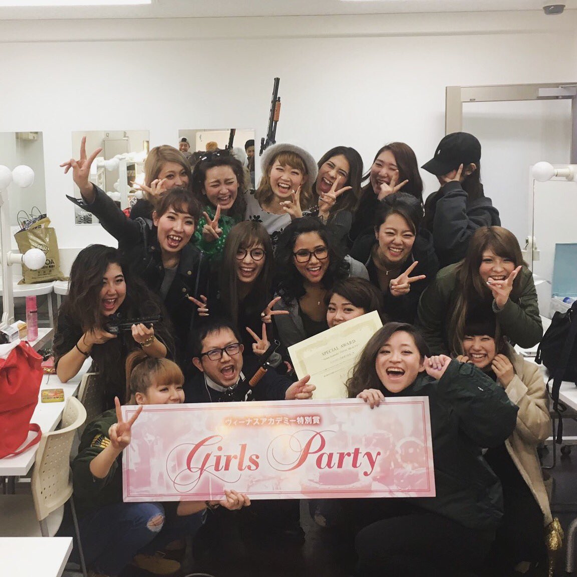 Luisa_nao's tweet photo. もうね、表す言葉がないよね。ただただ感謝と感動でいっぱいで卒業したくないってことだけだよね。もうこのメンバーでの最後のイベント完結しました。
次は卒業式で会おう。😭😢 https://t.co/PvU8yGLn3I