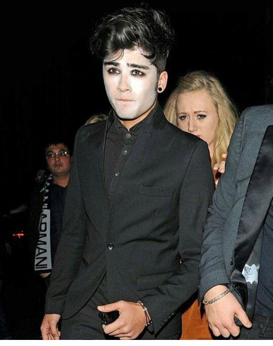 shrutisharma022's tweet photo. @zaynmalik what i found today on instagram !! is that you 😅😅look like a vampire !! LOL https://t.co/dhjxVv07Sz