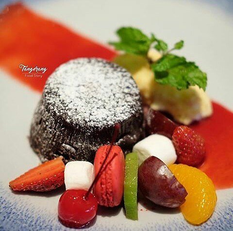 CheeseCakeID's tweet photo. @almondtreecakes 's Chocolate Melt, a delicious and rich chocolate lava cake, butter crumble and vanilla ice cream.… https://t.co/87jlNFHltQ