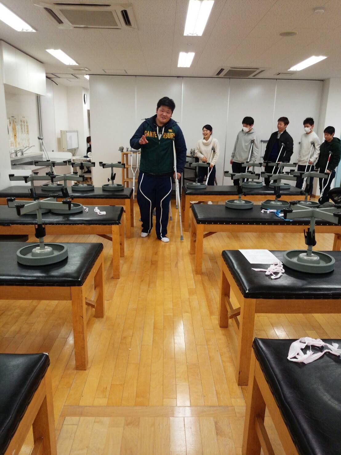 Twitter 上的 大阪ハイテクノロジー専門学校 今日の柔整 今日の柔整1年生は 松葉杖の使い方を練習しました 足を怪我した患者さんに教えることが出来るように まずは自分が練習して マスターしておかねばです 初めて松葉杖を使う学生さんは 松葉杖を使った