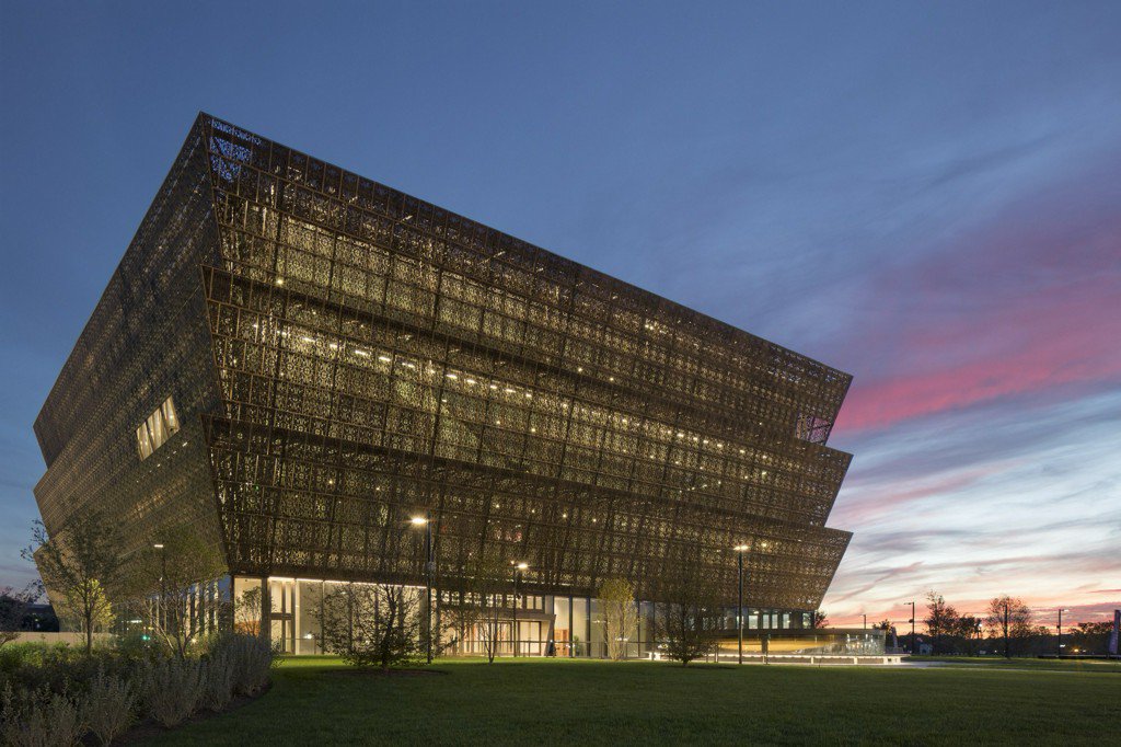 ArchDaily's tweet image. Adjaye's National Museum of African American History &amp;amp; Culture Photographed by Brad… bit.ly/2kYVjpx