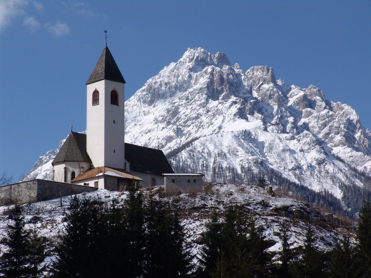 Was für ein wundervoller Blick auf die St. Magdalena Kirche in Vierschach... An alle einen guten Start in die Woche! 🗻
#Innichen #SanCandido