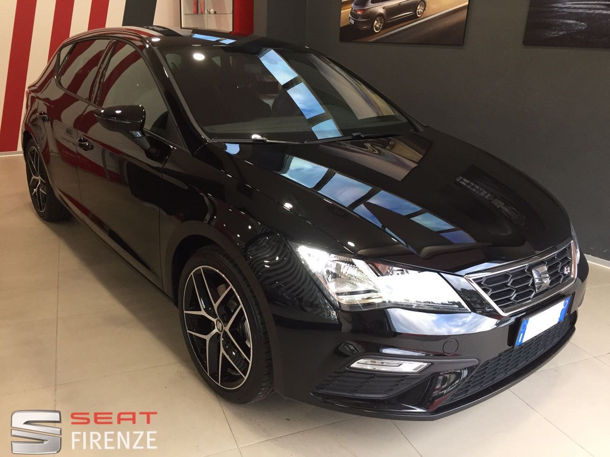 SEAT_FIRENZE's tweet photo. Non potevamo trovare modo migliore per lanciare la #LEON2017. Per voi la NUOVA LEON FR 2.0 184 CV DSG appena consegnata #20febbraio #lunedi https://t.co/OngtOv35mt