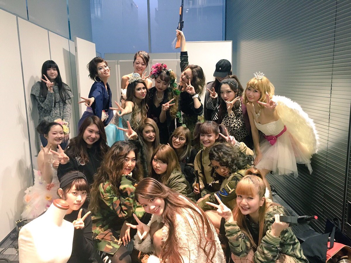 rinka_7's tweet photo. 昨日は卒業展示会お疲れぃ！
うちらじゃなきゃできなかった。
みんな本当にありがとう！
まじで君達最高だなおい！！！
このクラスで良かった😭💗
最高の思い出だぁぁぁあ
ちょーかっこええファッション&amp;ダンスショーだったよ！ https://t.co/VcEvjLOIyW