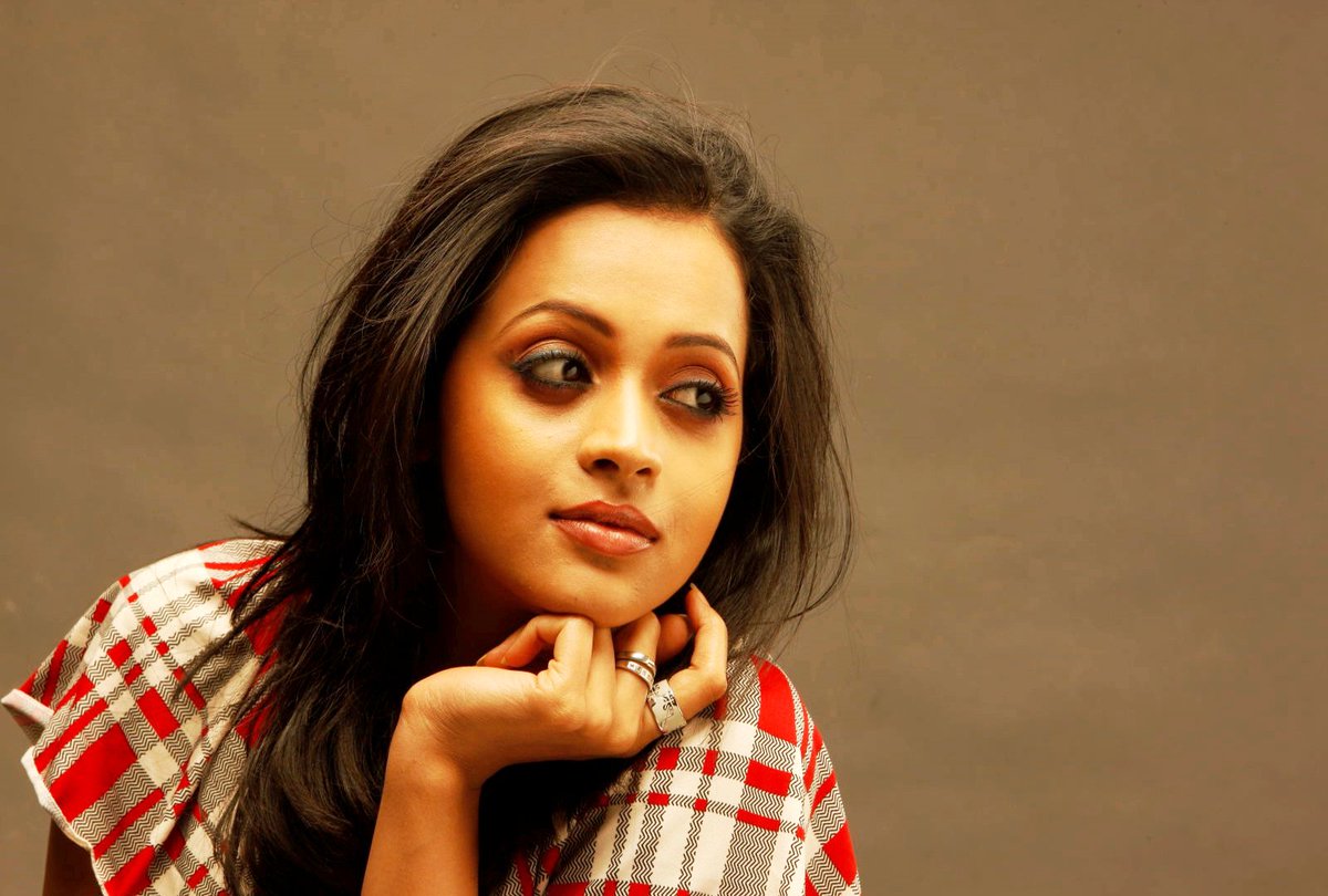 Rashmitharu's tweet photo. #රූගත කිරීමකට ගිය සුපිරි  #නිළියක් පැහැරගෙන ගොස්  #අතවර කරයි https://t.co/IZYDDfeub3 https://t.co/E4hZ8VZ0Ly