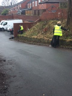 ScanlonWell's tweet image. FCHO  team tackling the on going litter and flytipping @JulieAshforth1 @FirstForFCHO @Neat_Hhds