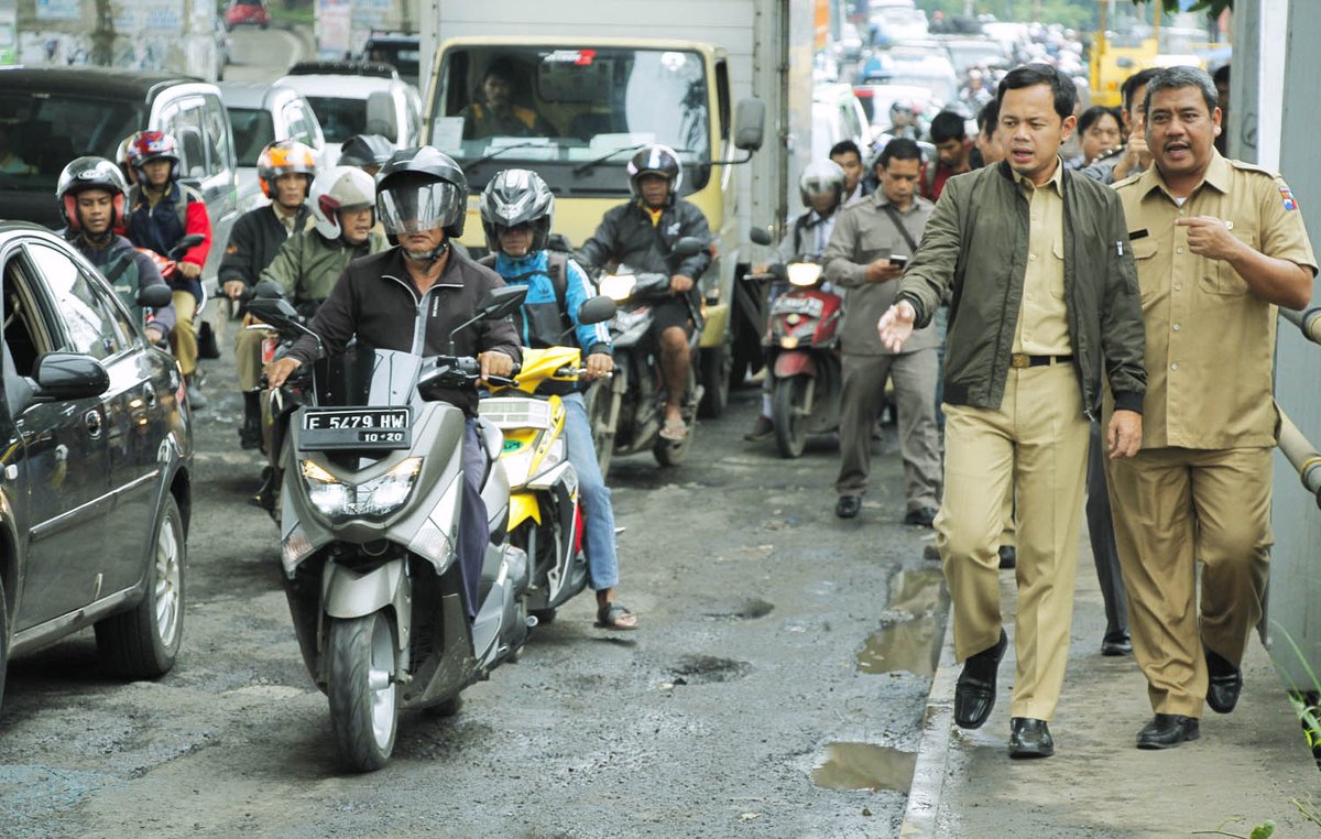 BimaAryaS's tweet photo. In sha Allah sore ini Jl.Soleh Iskandar segera diperbaiki oleh dinas terkait. Koordinasi dgn Kementrian PUPR pun dilakukan (Jalan Nasional). https://t.co/Yy6MOvFnDj
