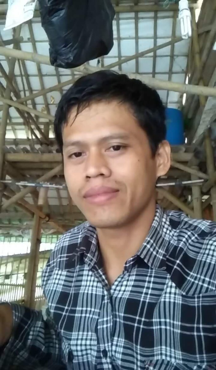 Biar kan lah senyum ini ku simpan sapai ku menemukan kebahagiaan 😂😂