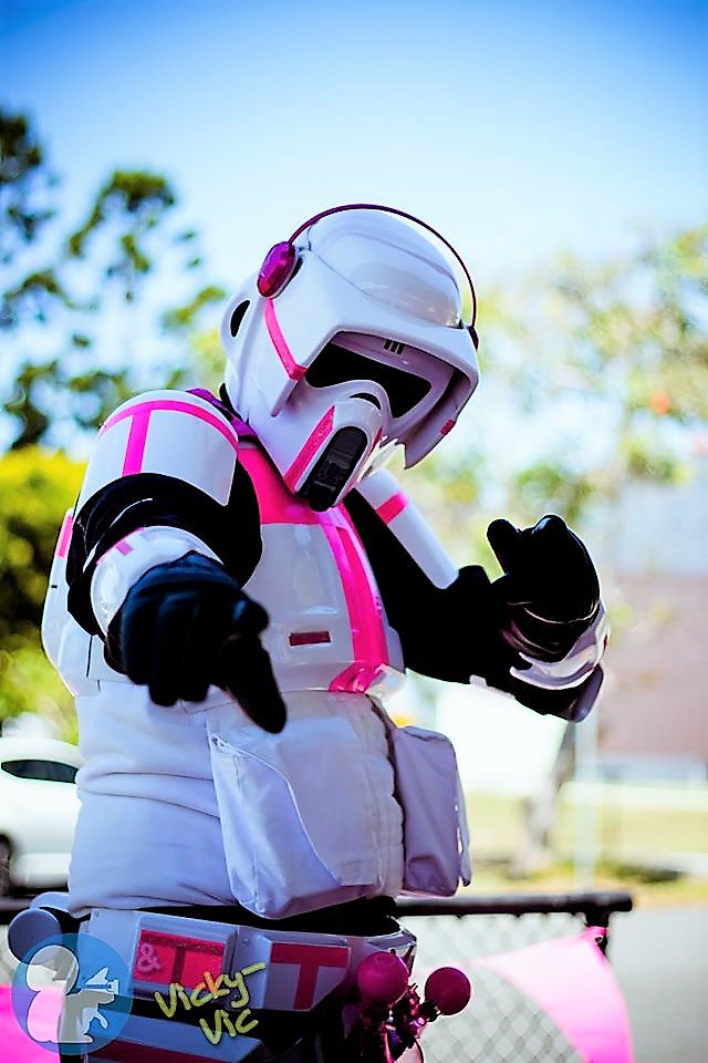 Teiwaz501st's tweet photo. #PinkStumpsDay with @501stcomau. Great photo by @__VickyVic. #learningtohashtag lol https://t.co/guOwyWhK0A