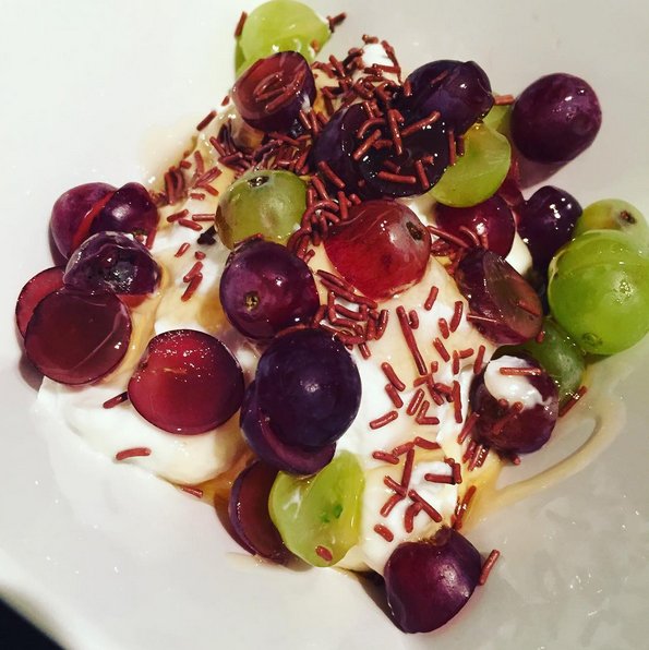 MotivatedMumUK's tweet photo. #sundaysnack #healthylife #fage #greekyoghurt #grapes #vermicelli #honey #under250calories #healthysnack #sweettreats https://t.co/mWaVLlS5Jm